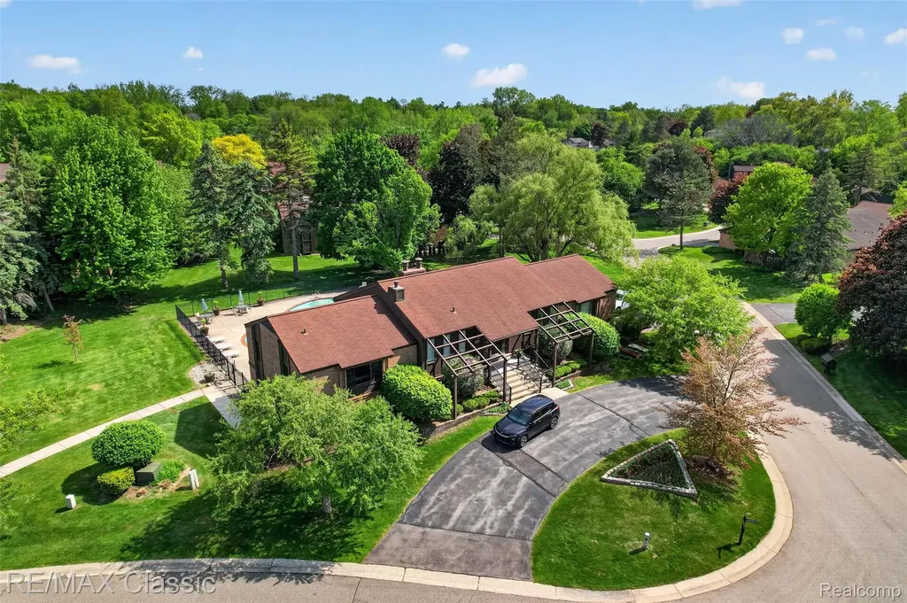 2061 Burgundy Street West Bloomfield Charter Township MI 48323