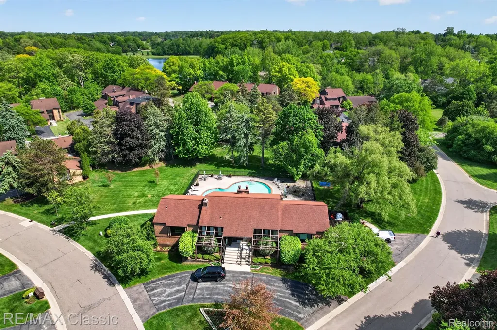 2061 Burgundy Street West Bloomfield Charter Township MI 48323