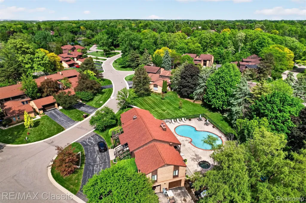 2061 Burgundy Street West Bloomfield Charter Township MI 48323