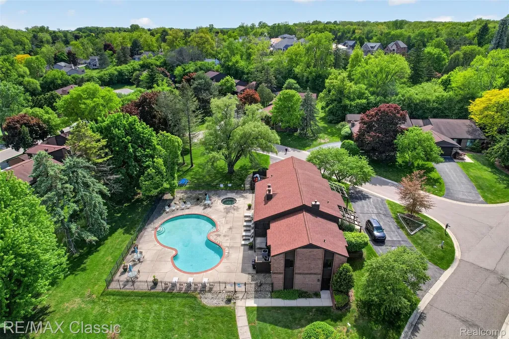 2061 Burgundy Street West Bloomfield Charter Township MI 48323