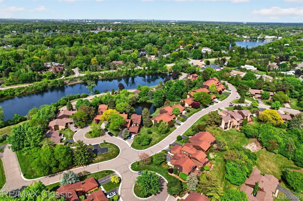 2061 Burgundy Street West Bloomfield Charter Township MI 48323
