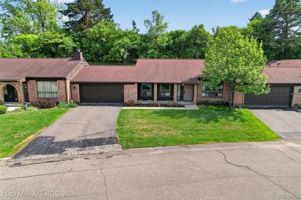 2061 Burgundy Street West Bloomfield Charter Township MI 48323