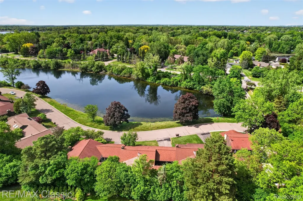 2061 Burgundy Street West Bloomfield Charter Township MI 48323