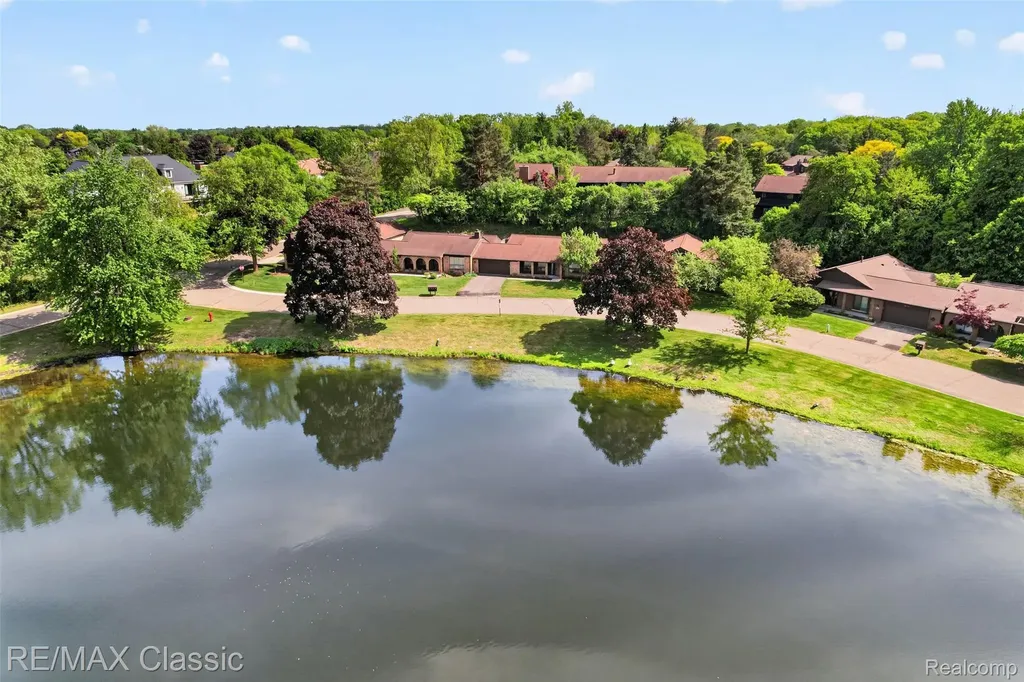 2061 Burgundy Street West Bloomfield Charter Township MI 48323