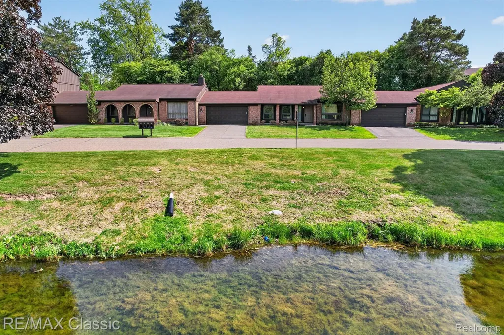 2061 Burgundy Street West Bloomfield Charter Township MI 48323