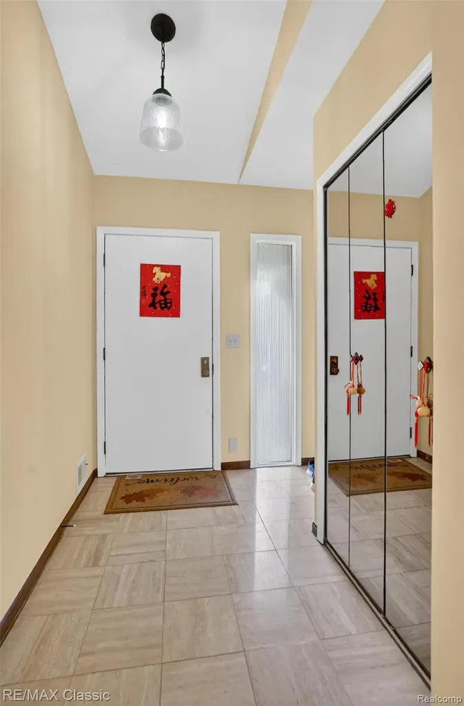 2061 Burgundy Street West Bloomfield Charter Township MI 48323