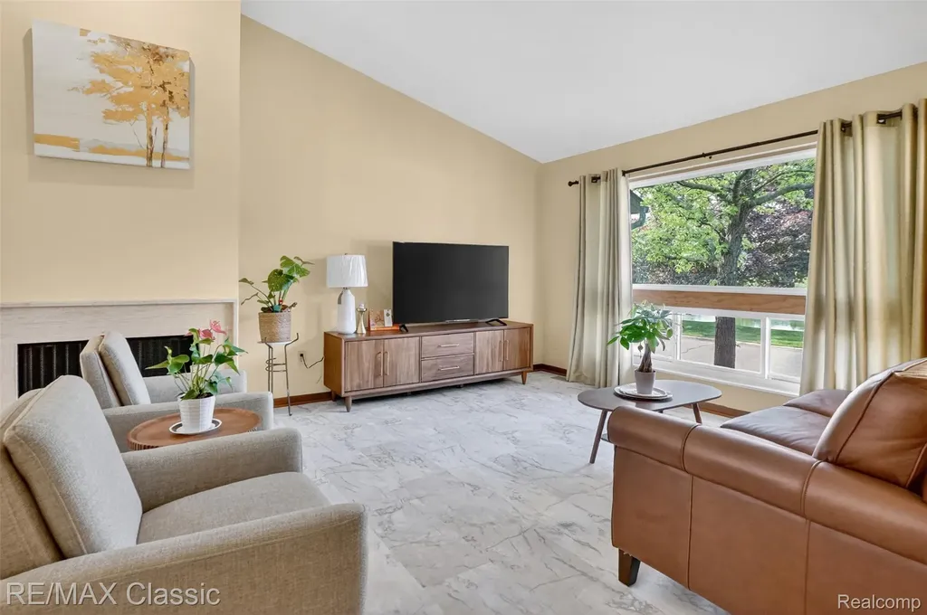 2061 Burgundy Street West Bloomfield Charter Township MI 48323