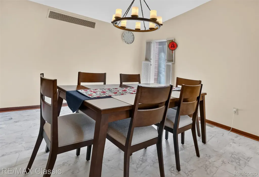 2061 Burgundy Street West Bloomfield Charter Township MI 48323