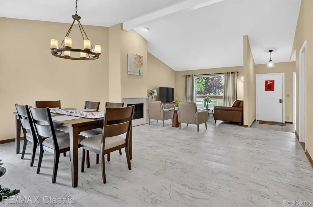 2061 Burgundy Street West Bloomfield Charter Township MI 48323
