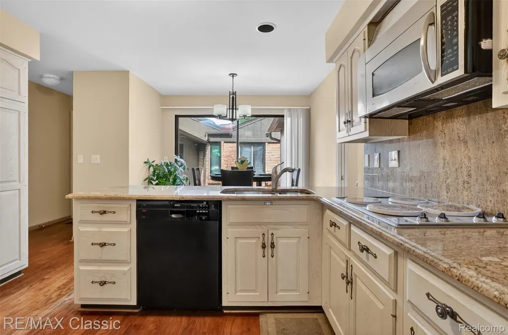 2061 Burgundy Street West Bloomfield Charter Township MI 48323