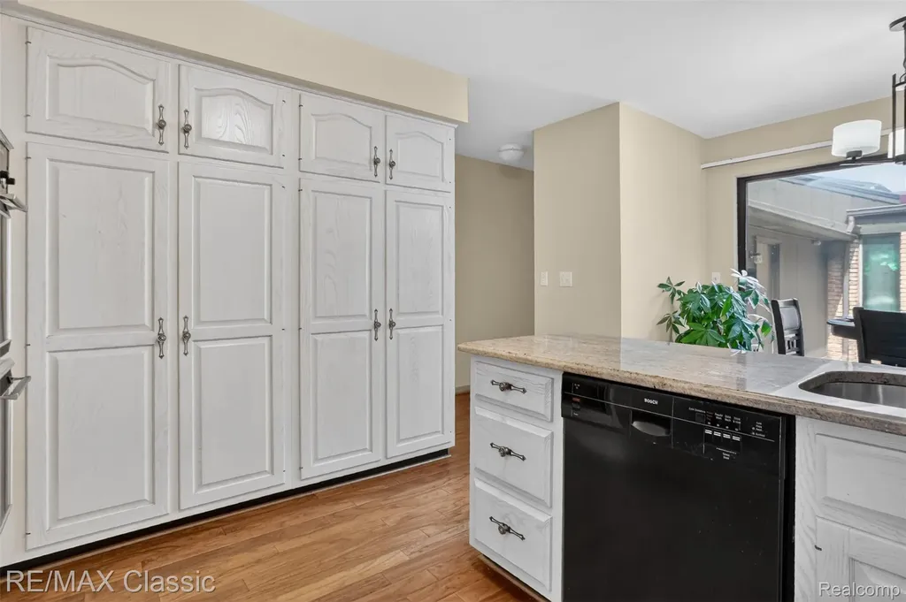 2061 Burgundy Street West Bloomfield Charter Township MI 48323