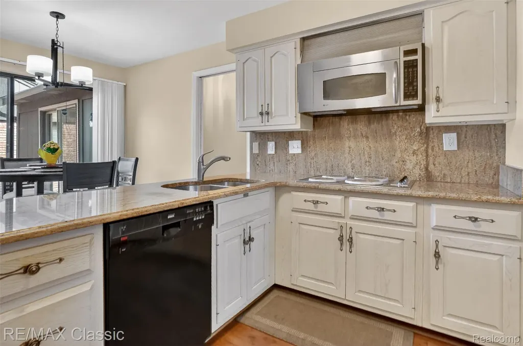 2061 Burgundy Street West Bloomfield Charter Township MI 48323