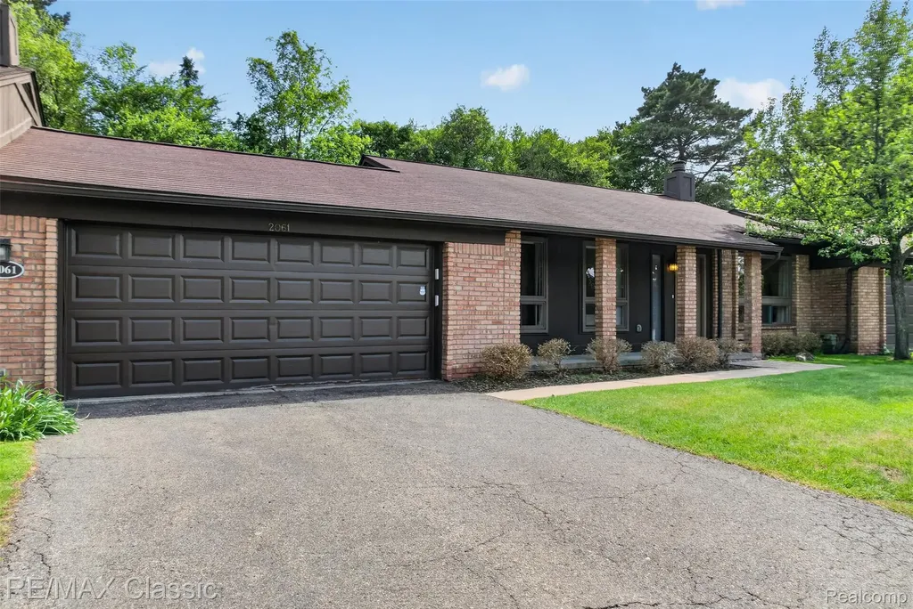 2061 Burgundy Street West Bloomfield Charter Township MI 48323