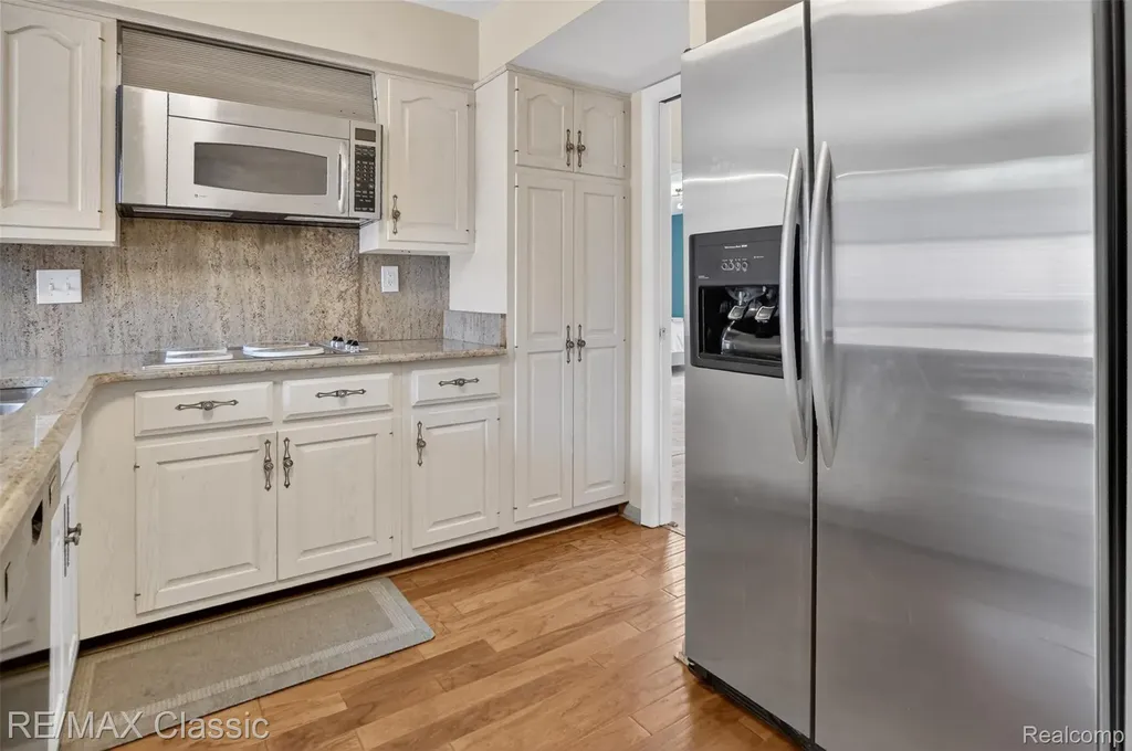 2061 Burgundy Street West Bloomfield Charter Township MI 48323