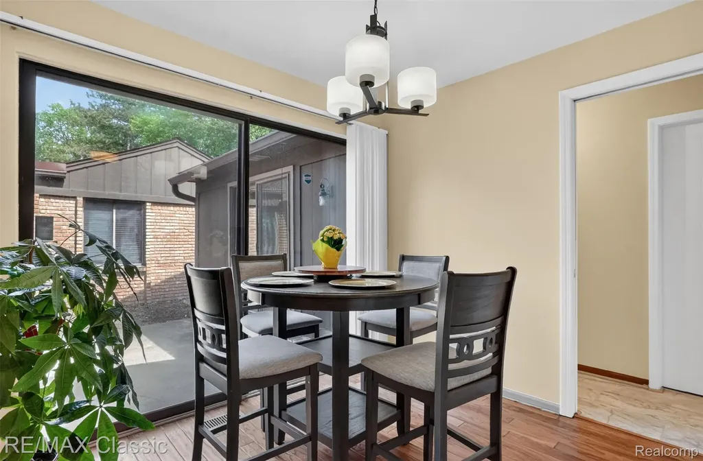 2061 Burgundy Street West Bloomfield Charter Township MI 48323