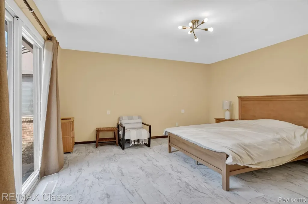 2061 Burgundy Street West Bloomfield Charter Township MI 48323