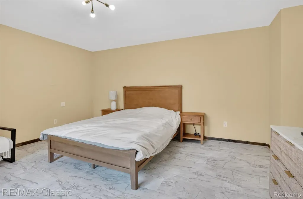 2061 Burgundy Street West Bloomfield Charter Township MI 48323