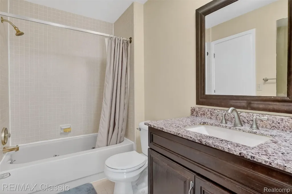 2061 Burgundy Street West Bloomfield Charter Township MI 48323