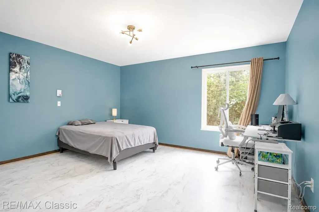 2061 Burgundy Street West Bloomfield Charter Township MI 48323