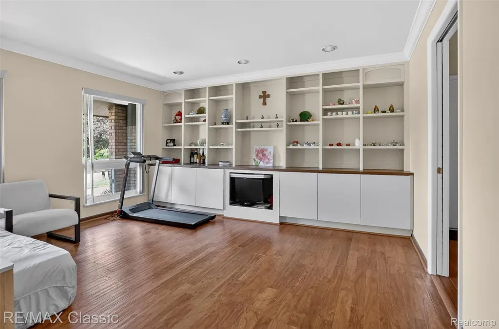 2061 Burgundy Street West Bloomfield Charter Township MI 48323