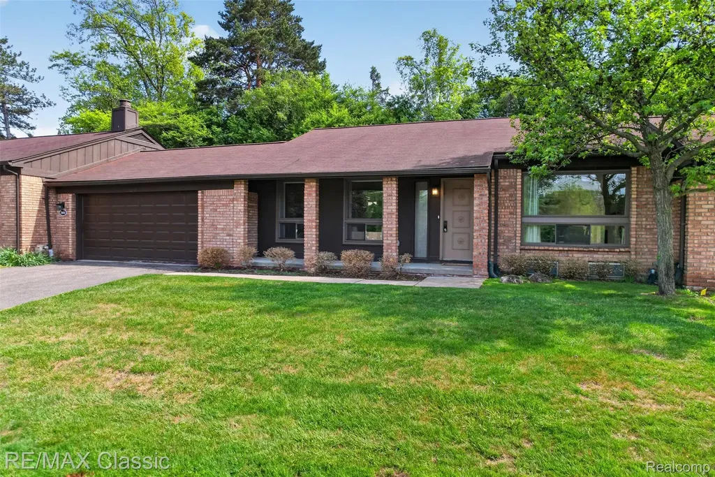 2061 Burgundy Street West Bloomfield Charter Township MI 48323