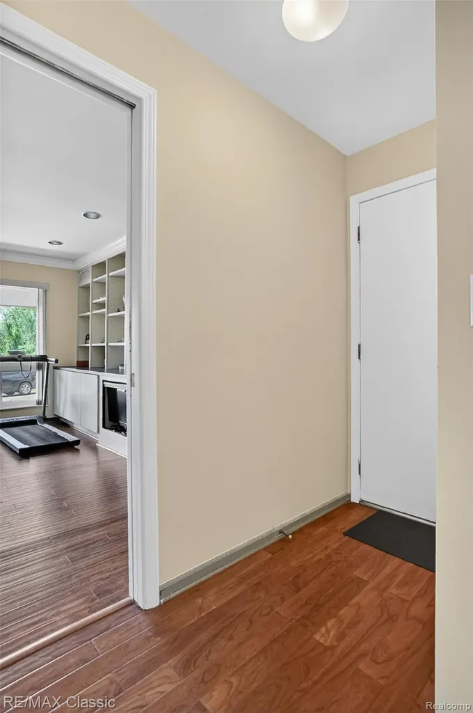 2061 Burgundy Street West Bloomfield Charter Township MI 48323