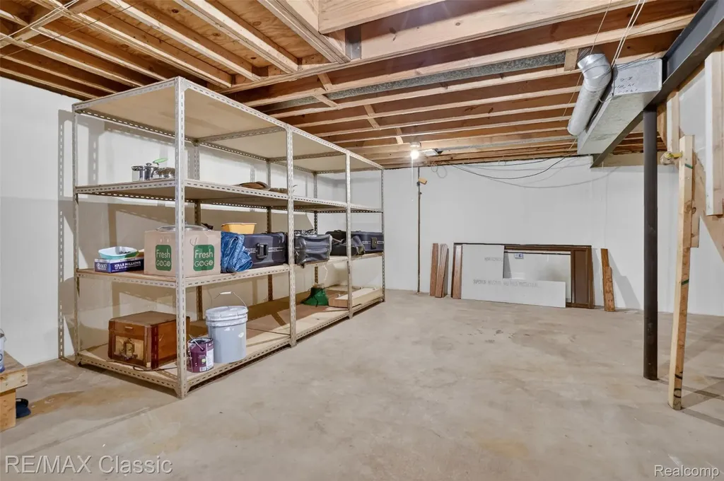 2061 Burgundy Street West Bloomfield Charter Township MI 48323