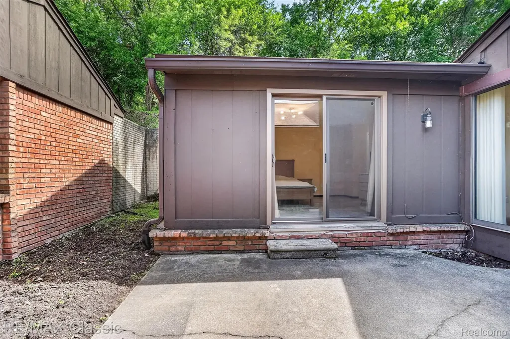 2061 Burgundy Street West Bloomfield Charter Township MI 48323
