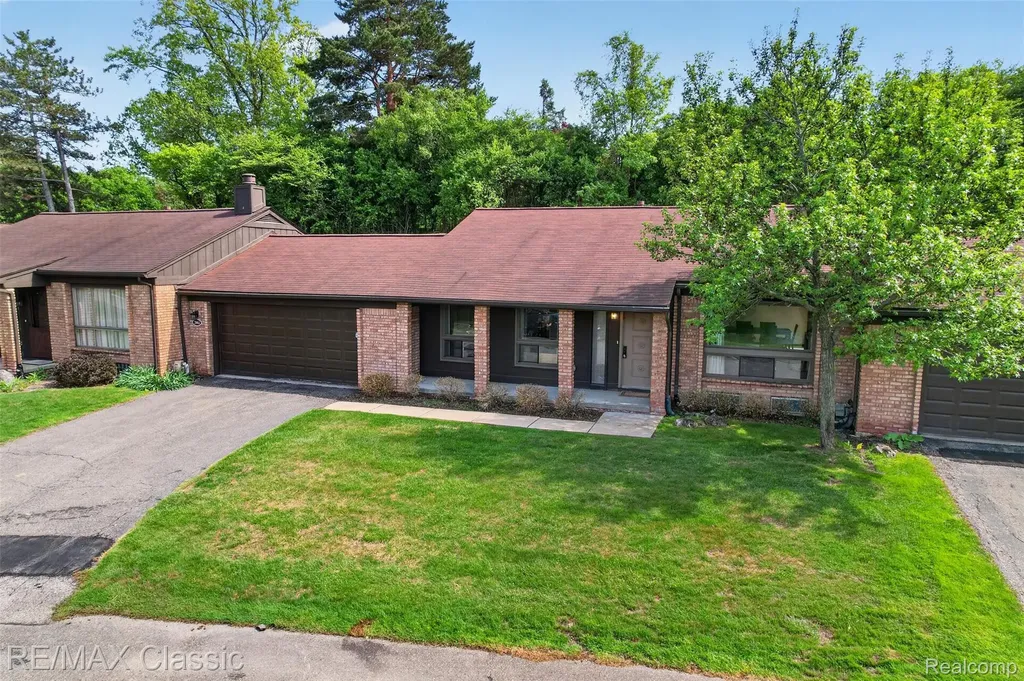2061 Burgundy Street West Bloomfield Charter Township MI 48323