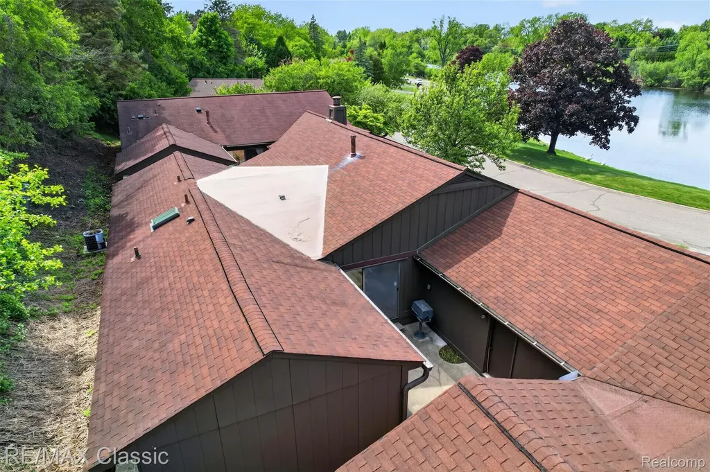 2061 Burgundy Street West Bloomfield Charter Township MI 48323