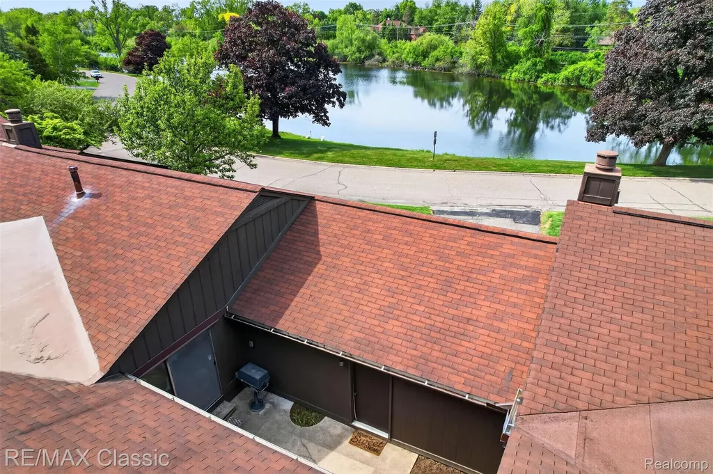 2061 Burgundy Street West Bloomfield Charter Township MI 48323