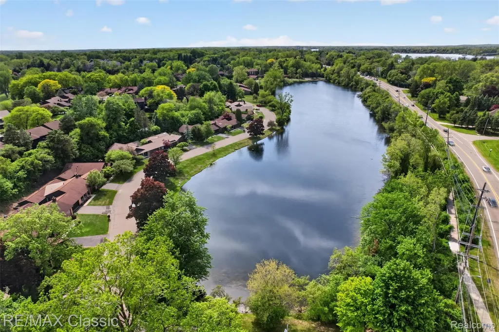2061 Burgundy Street West Bloomfield Charter Township MI 48323