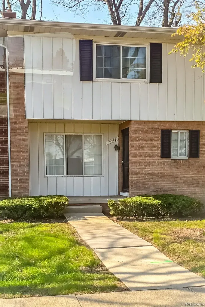 19942 Vernier Road Harper Woods City MI 48225