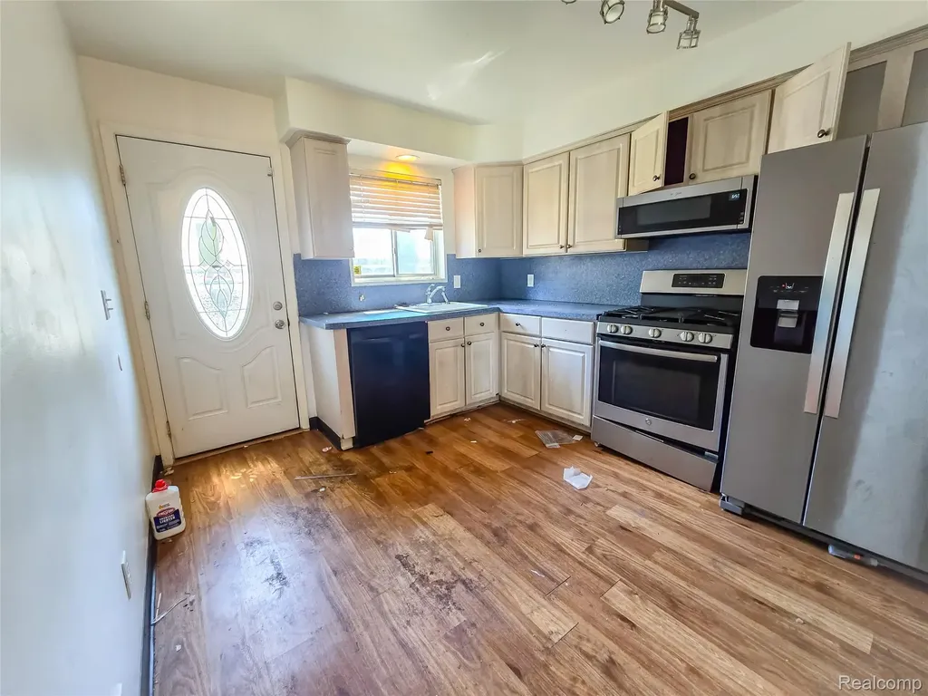 19942 Vernier Road Harper Woods City MI 48225