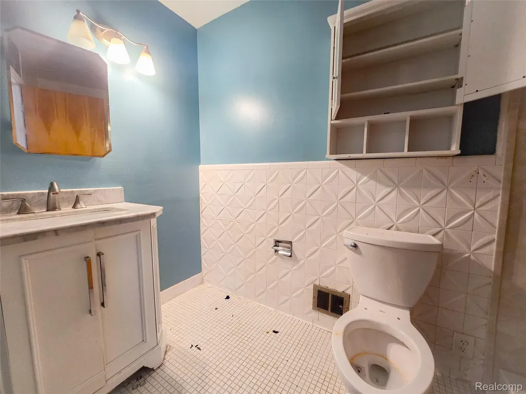19942 Vernier Road Harper Woods City MI 48225