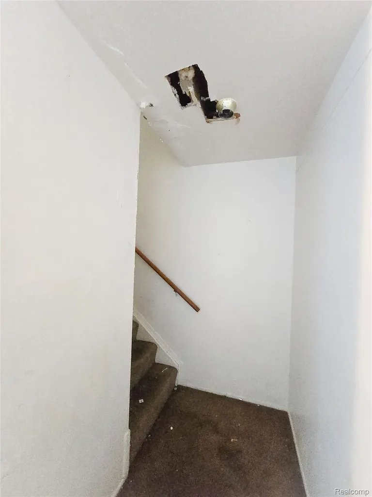 19942 Vernier Road Harper Woods City MI 48225