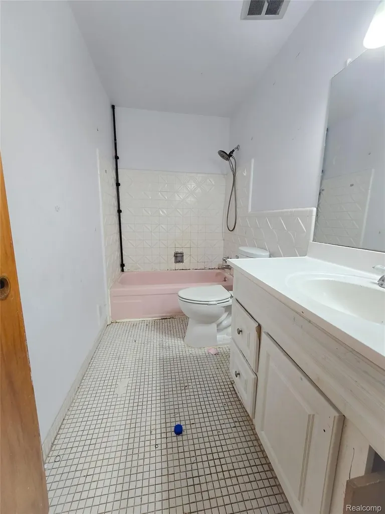19942 Vernier Road Harper Woods City MI 48225