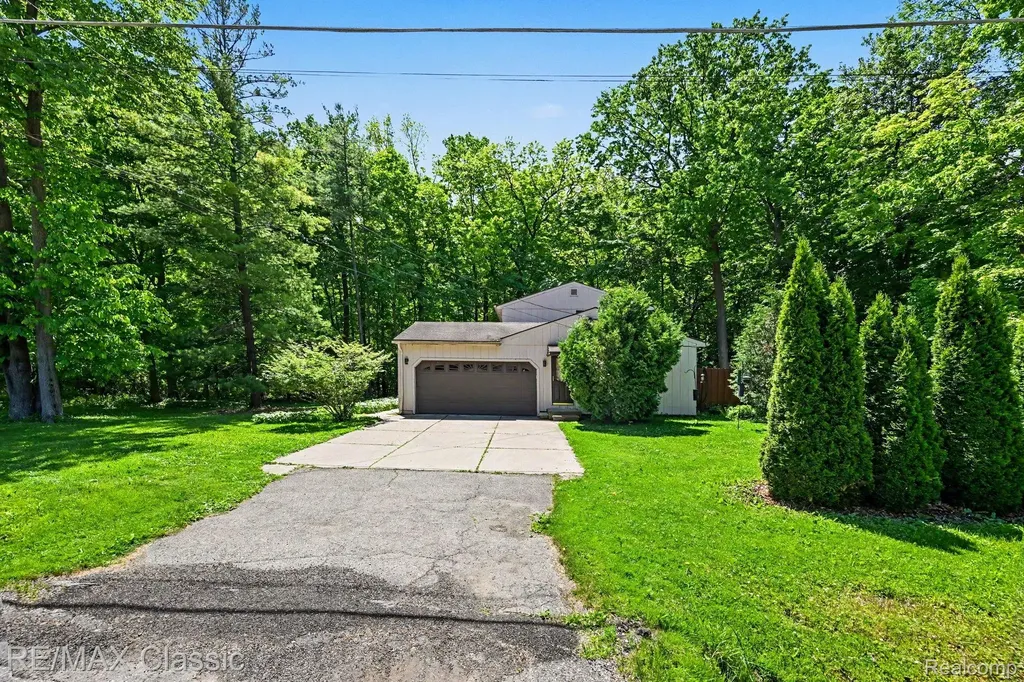 23493 Cora Avenue Farmington Hills City MI 48336