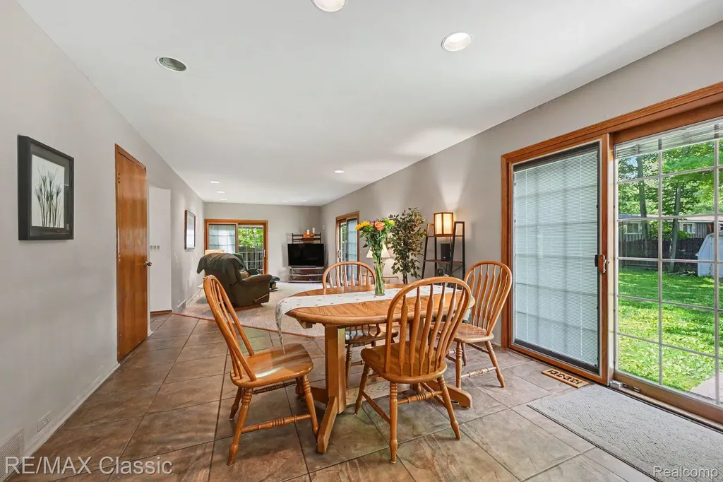 23493 Cora Avenue Farmington Hills City MI 48336