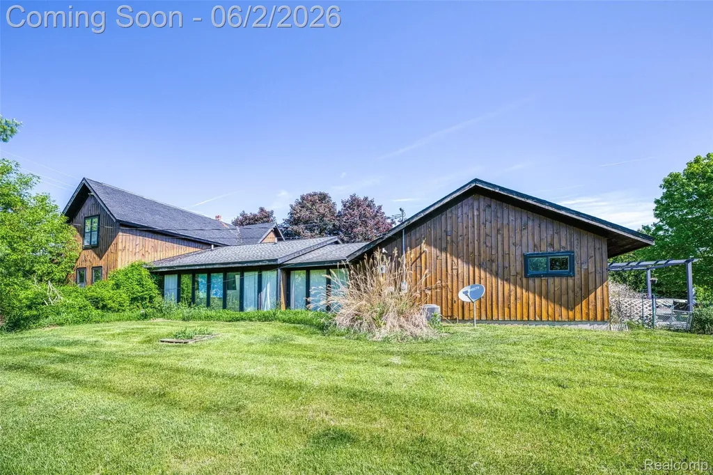 2730 N Hickory Ridge Road Highland Charter Township MI 48357