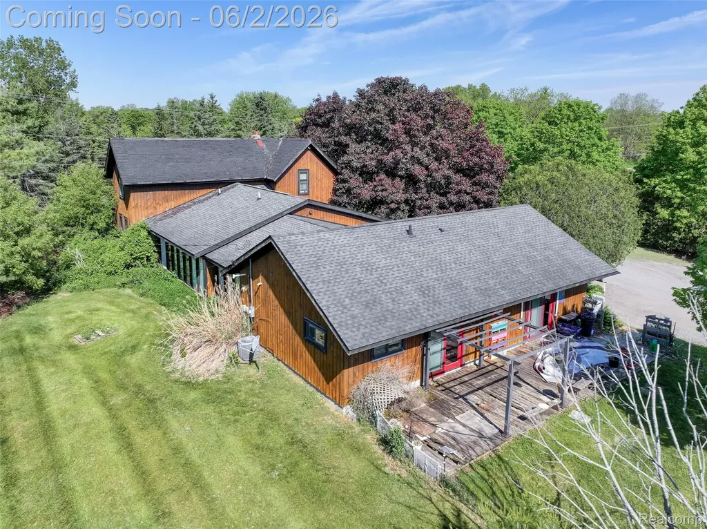2730 N Hickory Ridge Road Highland Charter Township MI 48357