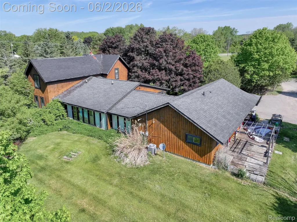 2730 N Hickory Ridge Road Highland Charter Township MI 48357