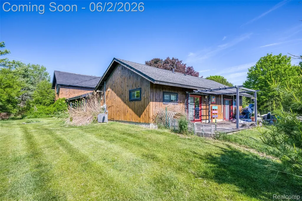2730 N Hickory Ridge Road Highland Charter Township MI 48357