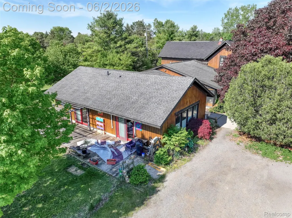 2730 N Hickory Ridge Road Highland Charter Township MI 48357