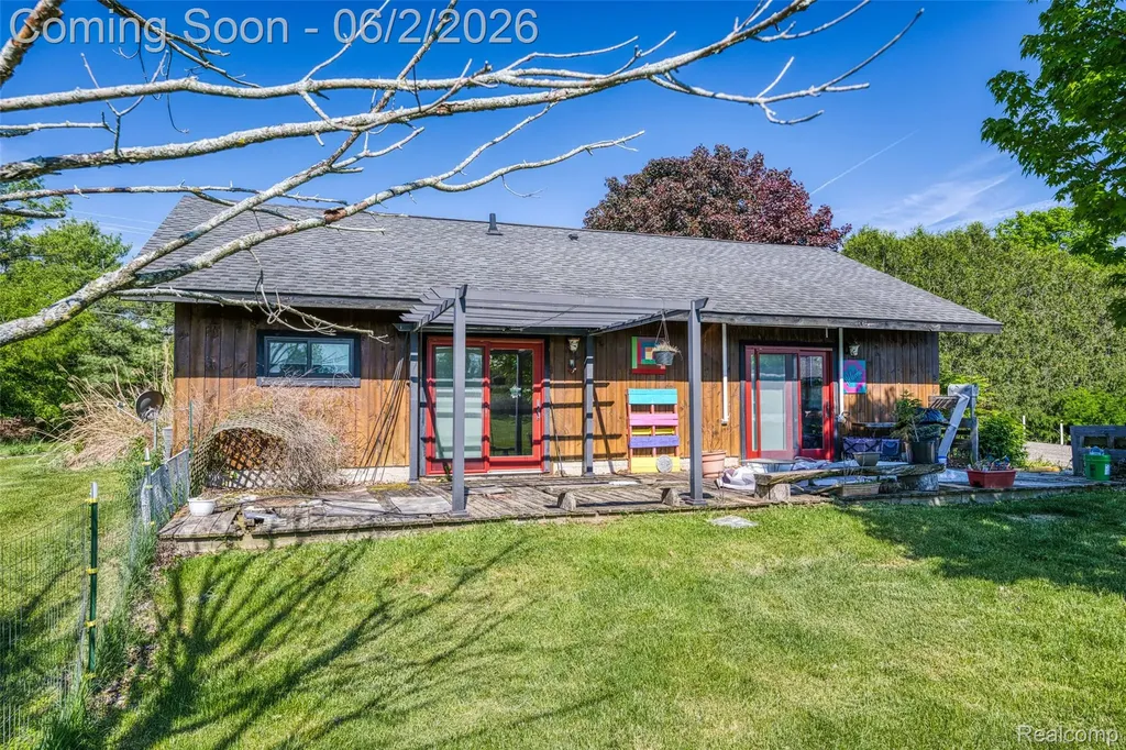 2730 N Hickory Ridge Road Highland Charter Township MI 48357