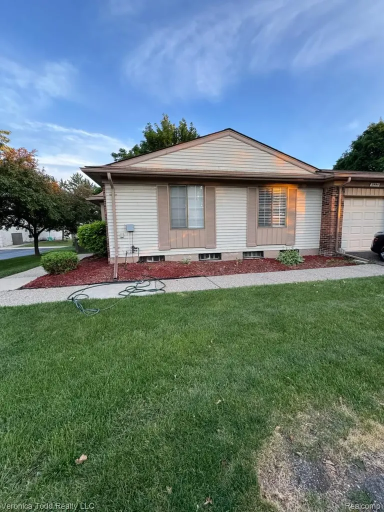 2994 Roundtree Drive Troy City MI 48083