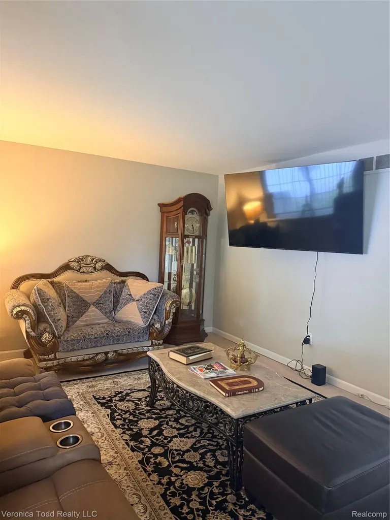 2994 Roundtree Drive Troy City MI 48083