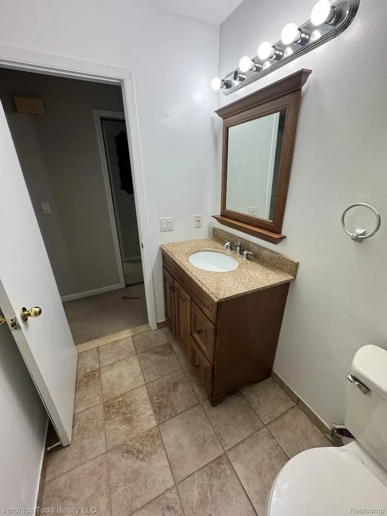2994 Roundtree Drive Troy City MI 48083
