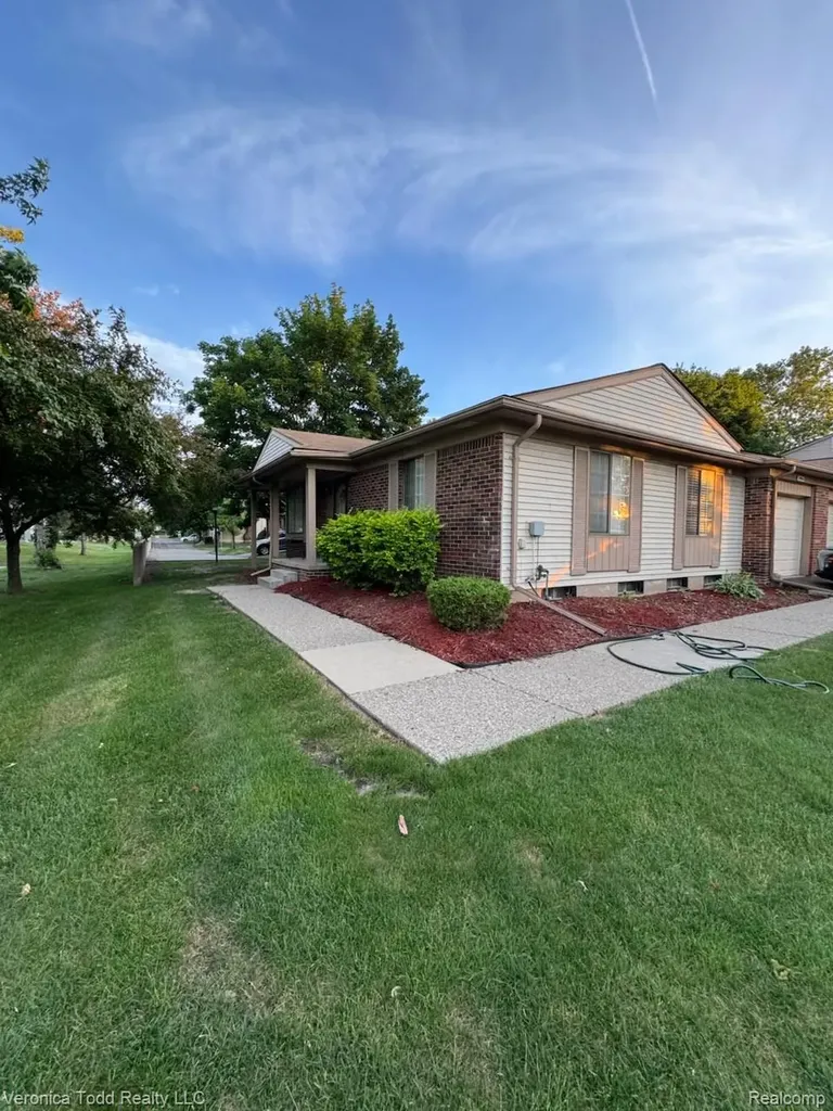2994 Roundtree Drive Troy City MI 48083