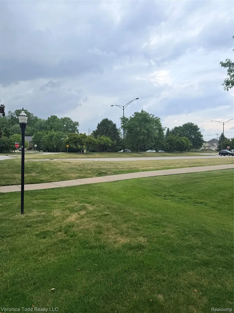 2994 Roundtree Drive Troy City MI 48083